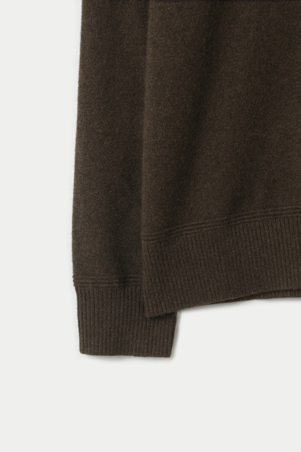 부드러운 촉감의 캐시미어 터틀넥 스웨터입니다. 고품질 캐시미어 100% 소재로 제작되어 가을, 겨울 시즌 따뜻하고 포근하게 착용할 수 있습니다. 베이직하고 클래식한 스타일로 다양한 룩에 활용하기 좋으며, 레귤러 핏으로 편안한 착용감을 선사합니다. 엘보우 패치 디테일과 뒷판 네크라인 조직 포인트가 돋보이며, 두꺼운 두께감으로 보온성을 높였습니다. 겨울 데일리룩, 오피스룩, 모임룩 등 클래식하고 미니멀한 스타일을 연출하기 좋습니다.
