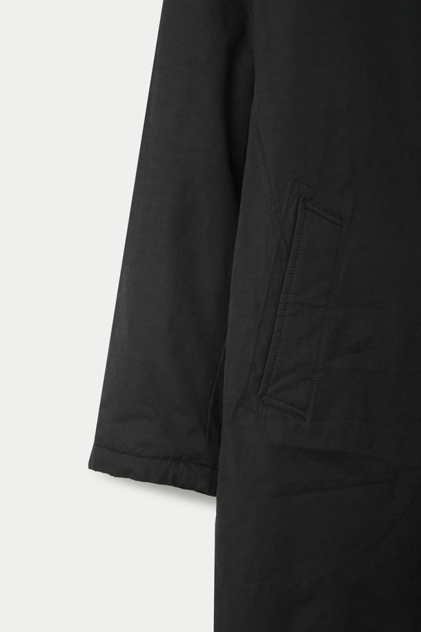 구스다운 맥코트는 겨울철 추위를 완벽하게 막아주는 남녀 공용 아우터입니다. 심플하고 미니멀한 블랙 컬러의 무지 디자인으로 어떤 스타일에도 쉽게 매치할 수 있습니다. 롱 기장의 레귤러핏으로 제작되었으며, 지퍼와 스냅 이중 여밈 방식으로 더욱 따뜻하게 착용 가능합니다. 가볍고 부드러운 구스다운 소재에 두꺼운 두께감으로 보온성을 극대화했으며, 하단 슬릿과 포켓 안감 디테일로 편안함까지 더했습니다. 겨울 데일리룩, 출근룩, 모임룩 등 다양한 TPO에 클래식, 미니멀, 시크한 무드로 연출해보세요.
