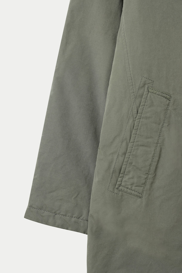 겨울철 따뜻함을 책임질 구스다운 맥코트입니다. 부드러운 촉감의 구스다운 소재와 두꺼운 두께감으로 한겨울에도 든든하게 착용할 수 있습니다. 베이직한 디자인에 카키 컬러와 무지 패턴으로 어떤 스타일에도 쉽게 매치할 수 있습니다. 맥시 기장의 레귤러핏으로, 하단 슬릿, 이중 여밈, 포켓 디테일이 돋보입니다. 스냅과 지퍼로 여밀 수 있어 편안하게 스타일링할 수 있으며, 데일리룩, 출근룩, 모임룩 등 다양한 TPO에 활용 가능합니다. 클래식, 미니멀, 캐주얼 등 어떤 무드에도 잘 어울리는 매력적인 아우터입니다.
