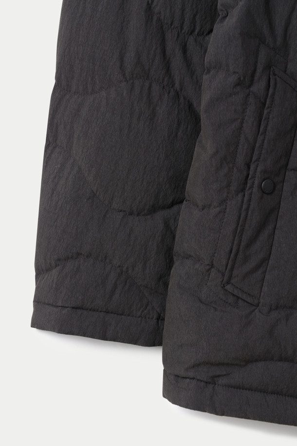 따뜻함과 스타일을 동시에 잡은 퀼팅 포켓 재킷입니다. 블랙 컬러의 베이직한 디자인으로 가을부터 겨울까지 폭넓게 활용 가능하며, 캐주얼, 클래식, 미니멀 등 다양한 스타일을 소화합니다. 넉넉한 레귤러핏과 두꺼운 두께감으로 뛰어난 보온성을 제공하며, 가볍고 부드러운 나일론 소재를 사용하여 편안한 착용감을 선사합니다. 하이넥 칼라와 버튼 여밈으로 포인트를 더했으며, 앞면 3개, 안쪽 2개의 포켓으로 실용성을 높였습니다. 우모 충전재를 사용하여 보온성과 경량성을 동시에 갖춘 데일리 아우터로, 산책, 여행 등 다양한 TPO에 잘 어울립니다.
