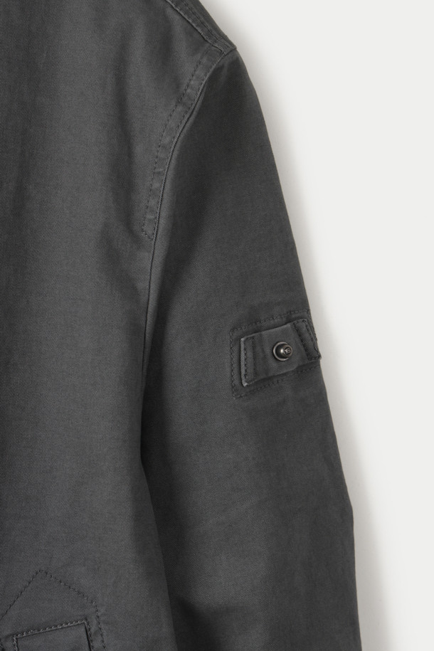 워싱 집업 블루종 점퍼는 캐주얼 스타일의 남성용 아우터입니다. 부드러운 면 소재에 워싱 가공을 더해 자연스러운 멋을 살렸으며, 봄, 가을에 착용하기 좋습니다. 레귤러핏으로 편안한 착용감을 제공하며, 무지 디자인에 밴딩 디테일과 포켓으로 실용성을 더했습니다. 블루 컬러의 긴소매 집업 스타일로, 일상에서 간편하게 활용하기 좋습니다.
