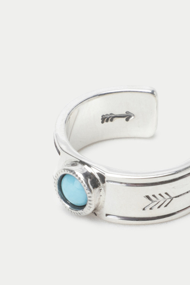노스 웍스 W-320b 반지는 900 실버 소재로 제작된 공용 제품입니다. 오픈형 디자인에 수제작된 이 반지는 실버와 터키석의 조화가 돋보이며, 유니크하면서도 빈티지한 스타일을 연출합니다. 터키석 장식이 포인트로 더해져 독특한 매력을 선사하며, 데이트룩 또는 모임룩에 포인트를 더하기 좋습니다. 클래식하면서도 에스닉한 스타일을 선호하는 분들께 추천합니다. 사이즈 조절이 가능한 기능성까지 갖춘 매력적인 아이템입니다.
