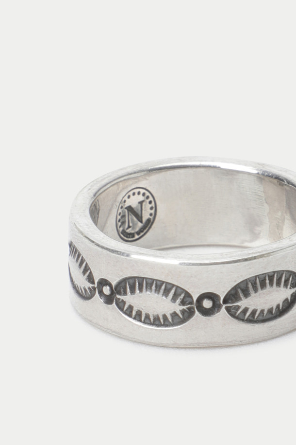 노스 웍스 W-321e 링은 빈티지 아메리칸 코인(1800-1950년대)을 사용하여 수공예로 제작된, 볼드한 두께감의 900 실버 소재 반지입니다. 인디언 문양 각인이 돋보이는 디자인으로, 클래식하고 에스닉한 무드를 자아냅니다. 데이트룩과 모임룩에 포인트를 더할 수 있으며, 레트로 스타일을 즐기는 분들께 추천합니다.
