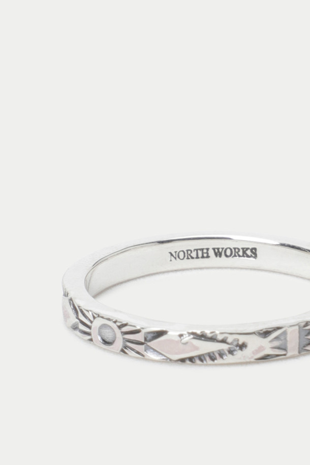 NORTH WORKS(노스 웍스) KX-012 반지는 실버 900 소재로 제작된 공용 반지입니다. 얇은 두께의 베이직 스타일 디자인으로, 스마일, 도트, 벌 문양 각인이 특징입니다. 빈티지 코인을 사용한 핸드메이드 실버 아이템으로, 단독 또는 레이어드 착용이 가능합니다. 데이트룩, 쇼핑룩, 카페룩 등 다양한 TPO에 매치하여 클래식, 미니멀, 캐주얼 스타일을 연출할 수 있습니다.
