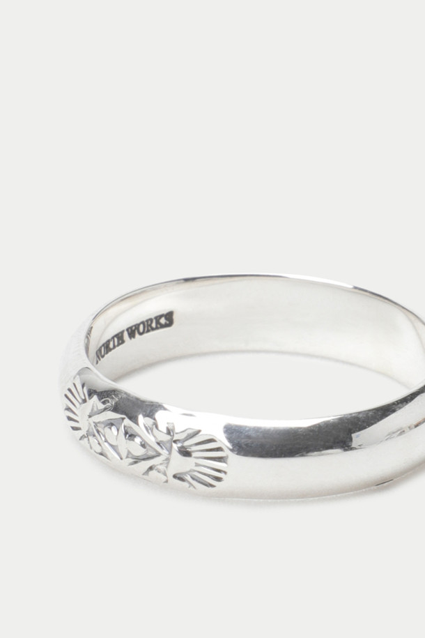 노스 웍스 W-615 반지는 실버 900 소재로 제작된 공용 제품입니다. 미니멀하고 베이직한 스타일로, 매끄럽고 깔끔한 디자인이 돋보입니다. 수제작으로 완성되어 높은 품질을 자랑하며, 다양한 스타일에 자연스럽게 매치할 수 있습니다. 적당한 두께감으로 레이어드하여 개성 있는 연출을 시도해 보세요. 일상생활에서 착용하기 좋은 실버 아이템입니다.
