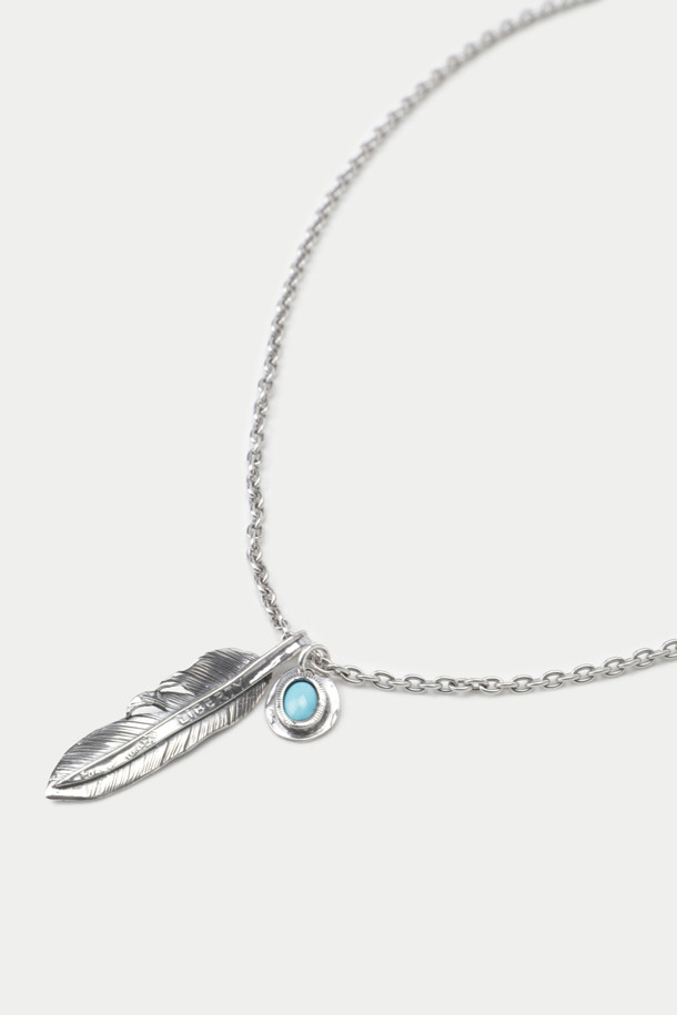 NORTH WORKS N-410 목걸이는 빈티지 에스닉 스타일을 선호하는 분들을 위한 실버 네크리스입니다. 925 실버 체인과 900 실버 펜던트가 사용되었으며, 깃털과 터키석, 빈티지 아메리칸 코인 장식이 섬세하게 조화를 이룹니다. 수공예로 제작되어 독특한 매력을 더하며, 여행룩, 휴가룩, 리조트룩 등 다양한 TPO에 활용하기 좋습니다. 레트로 무드를 즐기는 스타일에 포인트를 더해 개성 있는 스타일을 연출해보세요.
