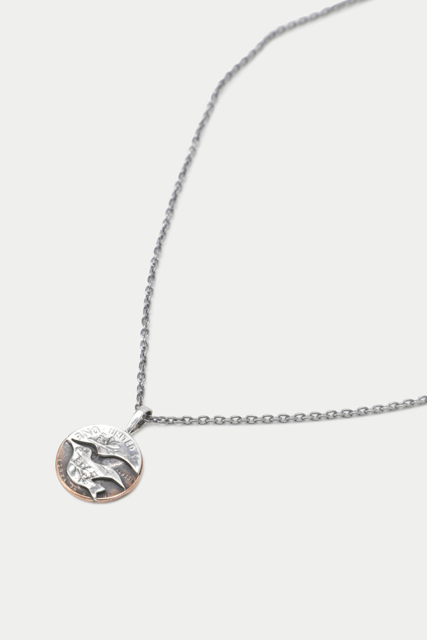 **NORTH WORKS N-664**

NORTH WORKS (노스 웍스) N-664 목걸이는 빈티지한 감성을 담은 공용 디자인입니다. 925 실버 체인과 900 실버, 브라스 펜던트의 조화가 돋보이며, 수공예로 제작되어 높은 소장 가치를 자랑합니다. 클래식하고 미니멀한 스타일로, 데일리룩에 포인트 아이템으로 활용하기 좋습니다. 펜던트에는 독수리 무늬가 새겨져 있으며, 사이즈 조절이 가능하여 편안하게 착용할 수 있습니다.
