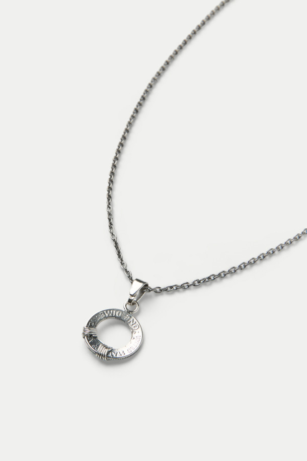 NORTH WORKS NECKLACE N-655는 미니멀하고 베이직한 스타일의 목걸이입니다. 실버925 체인과 900 실버 펜던트, 오닉스 원석 장식의 조화가 돋보이며, 데일리룩과 모임룩에 모두 잘 어울립니다. 실버와 블랙 두 가지 컬러로 제공되며, 사이즈 조절이 가능하여 편안하게 착용할 수 있습니다. 수제작으로 제작되어 높은 퀄리티를 자랑하며, 다른 목걸이와 레이어드하여 더욱 개성 있는 스타일을 연출할 수 있습니다.
