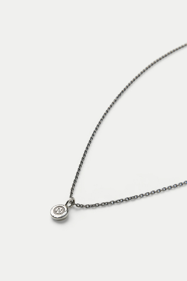 NORTH WORKS NECKLACE N-617b (노스 웍스 네크리스 N-617b)는 900 실버와 브라스 소재로 제작된 공용 목걸이입니다. 빈티지 코인과 스마일 펜던트가 특징이며, 클래식, 미니멀, 레트로 스타일을 연출합니다. 체인 길이를 조절하여 다양한 스타일링이 가능하며, 레이어드하여 개성 있는 연출도 가능합니다. 데이트룩, 모임룩, 소개팅룩 등 다양한 TPO에 활용하기 좋습니다.
