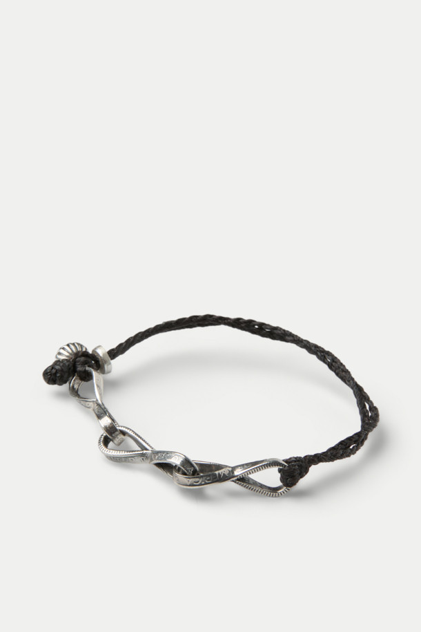 노스 웍스 비즈 팔찌 D-201은 900 실버 소재와 왁스 코드를 사용하여 제작된 팔찌입니다. 실버와 블랙 컬러의 조화가 돋보이며, 코인 체인 파츠가 캐주얼한 느낌을 더합니다. 수제작으로 완성되어 높은 퀄리티를 자랑하며, 다양한 스타일과 레이어드하여 개성 있는 연출이 가능합니다. 일상생활에서 편안하게 착용하기 좋은 아이템으로, 미니멀한 스타일을 즐기는 분들께 추천합니다.
