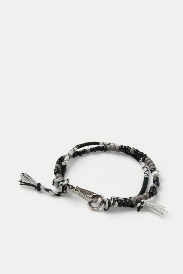 NORTH WORKS(노스 웍스) 비즈 팔찌 D-731b는 캐주얼, 미니멀 스타일을 즐기는 분들을 위한 팔찌입니다. 불규칙한 패턴의 비즈와 10센트 니켈 후크 잠금장치가 특징이며, 블랙과 화이트 두 가지 색상으로 제공됩니다. 핸드메이드 오버레이 비즈 디자인으로 제작되어 독특한 멋을 더하며, 데일리룩이나 산책룩에 포인트 아이템으로 활용하기 좋습니다. 단독 착용은 물론, 다른 팔찌와 레이어드하여 개성 있는 스타일을 연출할 수도 있습니다.