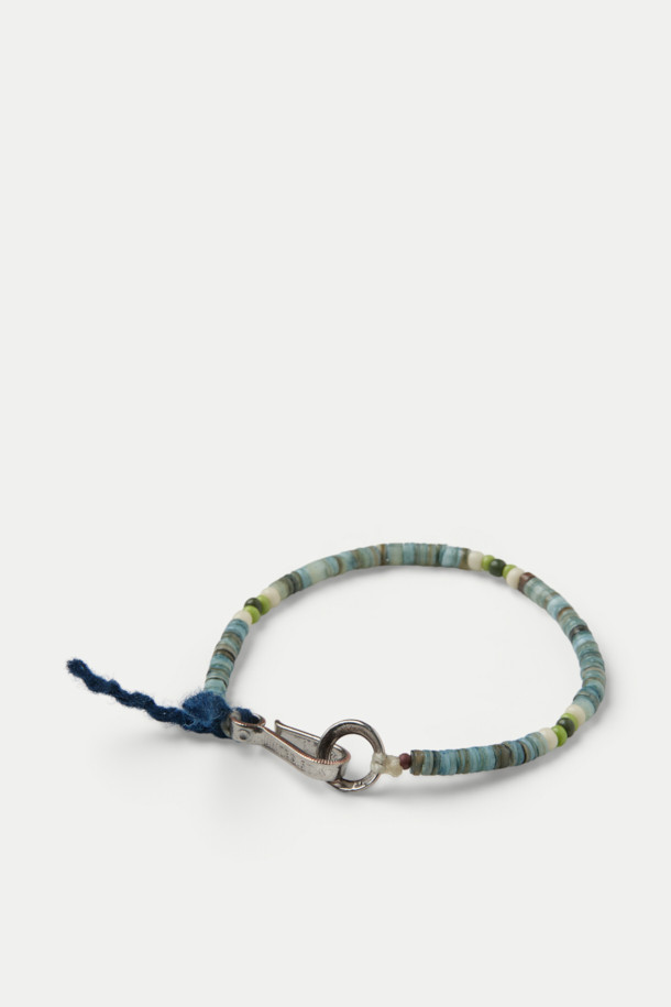 노스 웍스 비즈 팔찌 D-809A는 블루, 그린, 네이비 색상의 비즈로 이루어진 핸드메이드 팔찌입니다. 캐주얼한 스타일로, 여행룩이나 휴가룩에 매치하기 좋습니다. 후크 잠금장치를 사용하여 간편하게 착용할 수 있으며, 다른 팔찌와 레이어드하여 개성 있는 스타일을 연출할 수도 있습니다. 미니멀한 디자인으로 데일리 아이템으로 활용하기 좋습니다.
