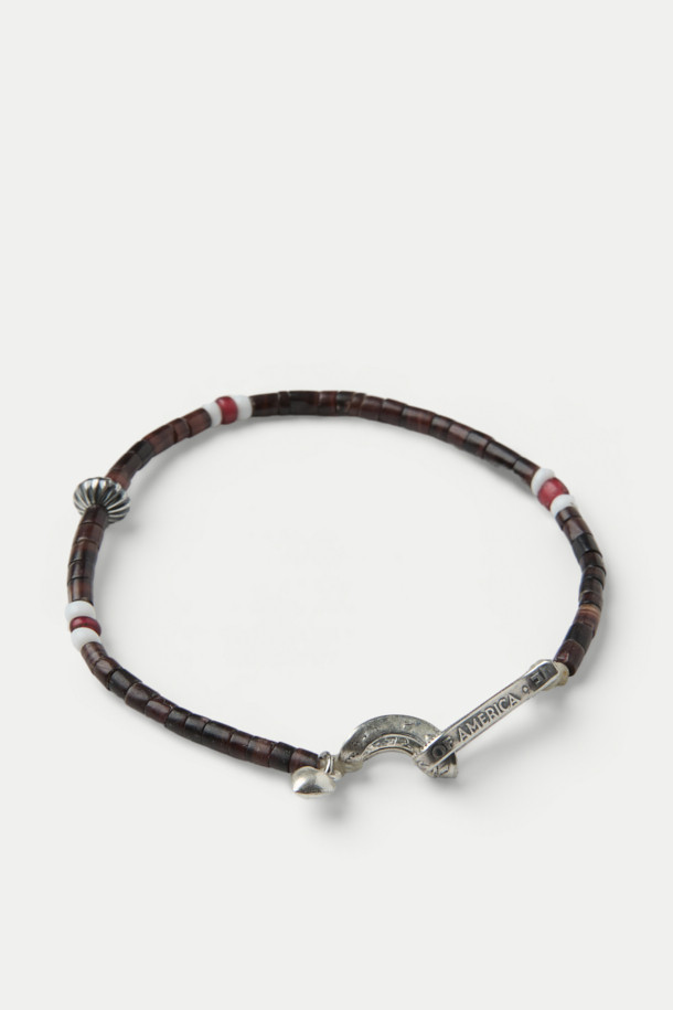 NORTH WORKS(노스 웍스) 비즈 팔찌 D-201은 브라운, 화이트, 레드의 세련된 색상 조합이 돋보이는 팔찌입니다. 비즈와 후크 디자인이 캐주얼한 스타일을 연출하며, 일상에서 편안하게 착용하기 좋습니다. 핸드메이드 방식으로 제작되어 높은 퀄리티를 자랑하며, 레이어드하여 개성 있는 스타일을 연출할 수도 있습니다. 후크 잠금장치로 간편하게 착용할 수 있는 실용적인 아이템입니다.
