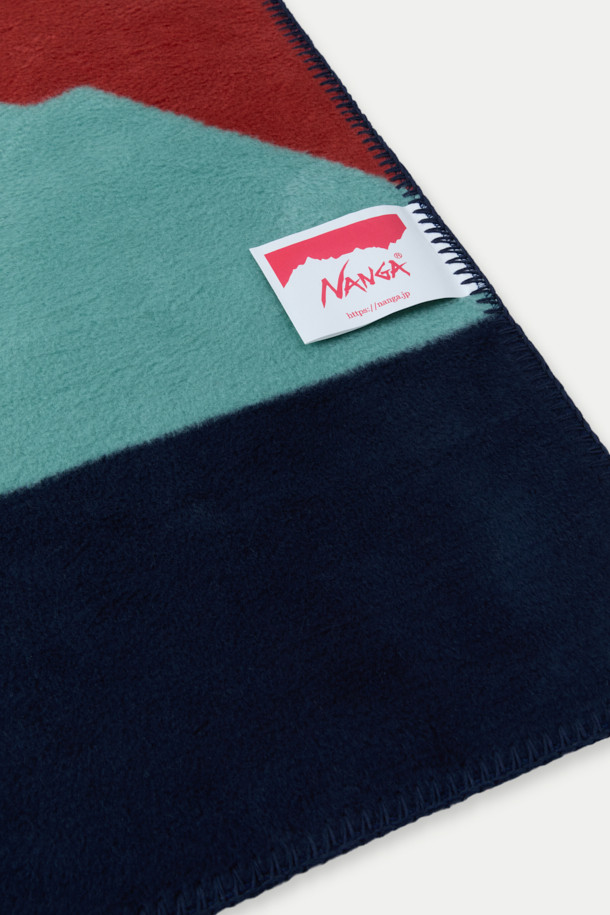 낭가 멀티 컬러 릿지라인 코튼 블랭킷 S는 면 80%, 폴리에스터 20% 혼방 소재로 제작되어 부드러운 촉감을 자랑합니다. 두꺼운 두께감으로 보온성을 높였으며, 낭가파르바트 산맥을 모티브로 한 프린트 패턴이 특징입니다. 멀티컬러, 터콰이즈, 레드, 네이비 등 다채로운 색상으로 구성되어 있으며, 더블 자카드 직조 방식으로 제작되었습니다. 침대나 소파 커버로 활용 가능하며, 미니멀한 스타일을 추구하는 분들께 적합한 싱글 사이즈 블랭킷입니다.
