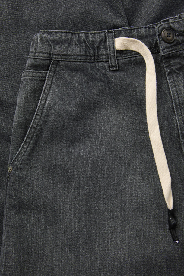 FIVER(파이버) 워싱 루즈핏 데님은 편안함과 스타일을 모두 갖춘 데님 팬츠입니다. 블랙 컬러에 워싱 처리와 페이드 아웃 디테일로 빈티지한 매력을 더했습니다. 넉넉한 루즈핏과 일자핏으로 체형에 구애 없이 편안하게 착용 가능하며, 탄탄한 면 소재로 제작되어 튼튼합니다. 허리 밴딩과 스트링, 사이드 및 백 포켓, 지퍼 여밈 디테일로 실용성을 높인 캐주얼 스타일의 데님 팬츠입니다. 일상 속에서 미니멀한 스타일을 연출하기 좋습니다.
