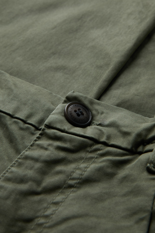 FIVER(파이버) 이지 턱 배기 팬츠는 캐주얼, 미니멀, 클래식 스타일을 즐기는 남녀 모두를 위한 아이템입니다. 봄, 가을에 어울리는 면, 스판덱스 혼방 소재의 긴 기장 바지로, 편안한 배기핏을 선사합니다. 허벅지 부분은 여유롭고 밑단은 테이퍼드 디자인으로, 웨이스트 밴딩과 스트링으로 허리 사이즈를 조절할 수 있습니다. 무지 디자인에 카키 컬러로, 출근룩이나 산책룩 등 다양한 TPO에 활용 가능하며, 사이드 포켓과 힙 포켓으로 실용성을 더했습니다. 버튼과 지퍼 여밈으로 깔끔하게 마무리되었습니다.
