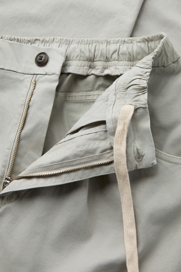 FIVER (파이버) 이지 턱 배기 팬츠는 캐주얼, 미니멀, 클래식 스타일을 아우르는 활용도 높은 바지입니다. 면과 스판덱스 혼방 소재로 제작되어 탄탄한 촉감과 편안한 착용감을 선사합니다. 허벅지 부분은 여유 있고 밑단은 테이퍼드 디자인으로 트렌디한 배기핏을 연출하며, 웨이스트 밴딩과 스트링으로 허리 사이즈를 조절할 수 있습니다. 무지 디자인에 그레이 컬러로 출시되어 다양한 상의와 쉽게 매치할 수 있으며, 버튼/지퍼 여밈, 사이드 포켓, 힙 포켓으로 실용성을 더했습니다. 봄, 여름, 가을 시즌에 일상복으로 편안하게 즐겨 입기 좋습니다.
