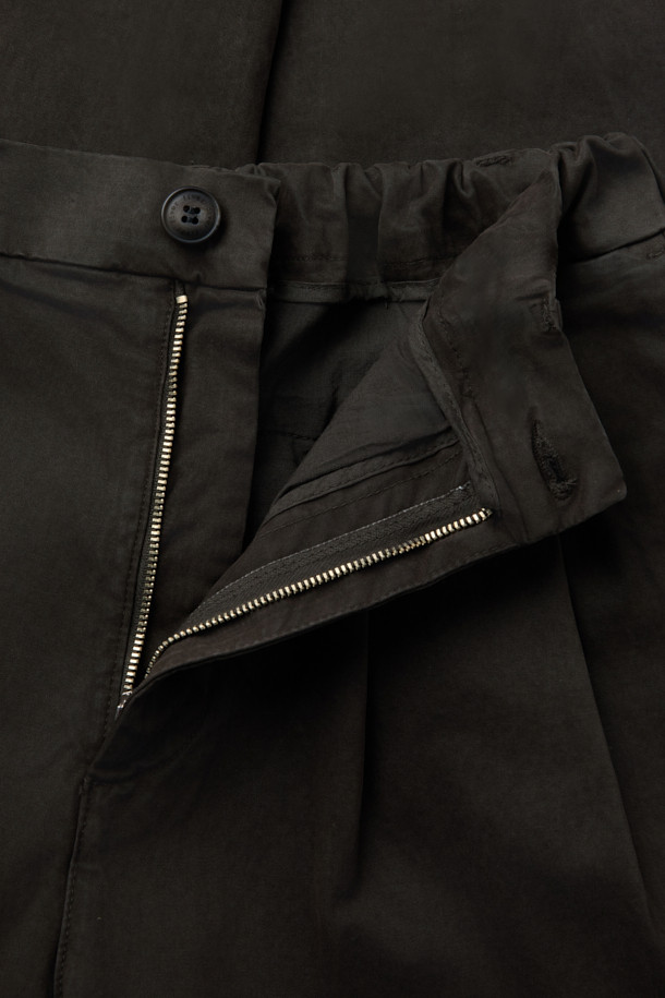 FIVER(파이버) 턱 루즈 핏 팬츠는 일상과 출근룩, 비즈니스 캐주얼에 모두 활용 가능한 베이직 스타일의 바지입니다. 면과 스판덱스 혼방 소재로 제작되어 편안한 착용감을 제공하며, 루즈핏과 일자핏으로 디자인되어 어떤 체형에도 자연스럽게 어울립니다. 무지 디자인에 블랙 컬러로, 미니멀, 클래식, 캐주얼 등 다양한 스타일을 연출하기 좋습니다. 허리 부분은 웨이스트 밴딩 처리되어 편안함을 더했으며, 투턱 디테일로 포인트를 주었습니다.
