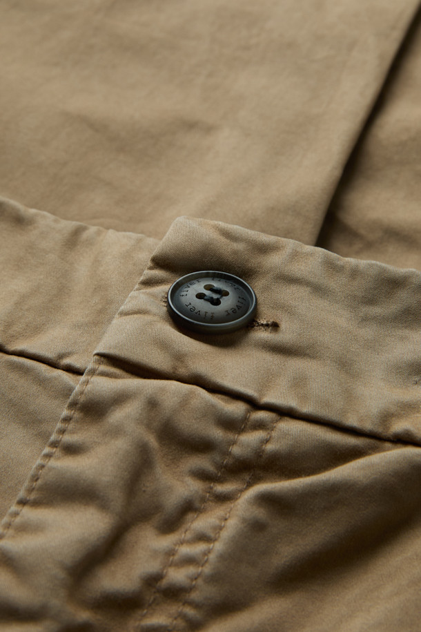 FIVER(파이버) 루즈핏 팬츠는 베이직하고 캐주얼한 스타일로, 일상에서 편안하게 착용하기 좋은 바지입니다. 면과 스판덱스 혼방 소재로 제작되어 탄탄한 촉감을 제공하며, 사계절 내내 활용 가능합니다. 허리 스트링과 웨이스트 밴딩으로 편안한 착용감을 선사하며, 힙 포켓과 사이드 포켓이 실용성을 더합니다. 베이지와 카키 두 가지 색상으로 출시되어 다양한 상의와 매치하기 좋습니다. 여행룩이나 산책룩으로 활용하여 캐주얼하고 미니멀한 스타일을 완성해보세요.
