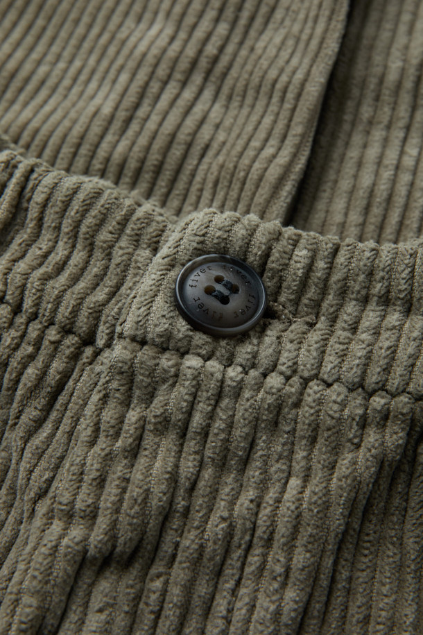 FIVER(파이버) 배기 코듀로이 팬츠는 가을, 겨울 시즌 남성분들의 캐주얼 스타일을 완성해 줄 코듀로이 팬츠입니다. 부드러운 촉감의 코듀로이와 면 혼방 소재로 제작되어 편안한 착용감을 선사하며, 넉넉한 루즈핏과 배기핏으로 활동성을 높였습니다. 카키와 올리브 두 가지 색상으로 출시되어 다양한 상의와 매치하기 용이하며, 원턱 디자인과 허리 스트링, 사이드 및 힙 포켓 디테일로 실용성을 더했습니다. 산책룩, 캠핑룩 등 편안한 TPO에 미니멀, 클래식 스타일을 더하여 멋스러운 연출이 가능합니다.
