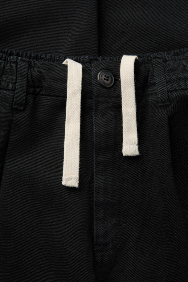 FIVER(파이버) 트윌 배기 팬츠는 캐주얼, 미니멀, 클래식 스타일을 즐겨 입는 분들을 위한 데일리 팬츠입니다. 탄탄한 면 소재로 제작되어 편안한 착용감을 선사하며, 허벅지 부분은 여유 있고 밑단으로 갈수록 좁아지는 배기핏으로 트렌디한 실루엣을 연출합니다. 허리 스트링과 웨이스트 밴딩으로 편안함을 더했으며, 원턱 디자인과 스트레치성이 우수한 소재로 활동성을 높였습니다. 블랙 컬러의 무지 디자인으로 출근룩, 데이트룩 등 다양한 TPO에 활용 가능하며, 사이드 및 힙 포켓, 버튼/지퍼 여밈 디테일로 실용성을 더했습니다.
