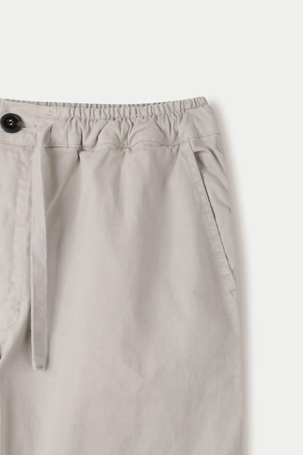 **CROSSLEY(크로슬리) 다잉 팬츠**는 편안한 착용감의 데일리 팬츠입니다. 베이지 컬러에 면과 스판덱스 혼방 소재로 제작되어 활동성을 높였습니다. 허리에는 밴딩과 스트링을 적용하여 편안함을 더했으며, 양옆과 힙 부분에 포켓이 있어 실용적입니다. 무지 디자인의 스트레이트 핏으로 캐주얼하고 미니멀한 스타일을 연출하기 좋습니다. 동네 마실룩에 완벽하게 어울리는 아이템입니다.
