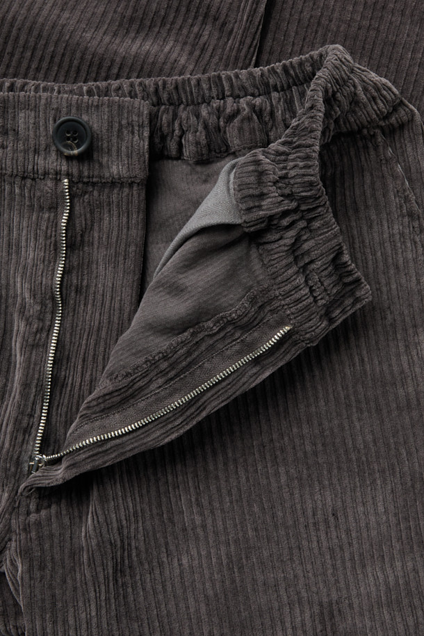 CROSSLEY(크로슬리) 코듀로이 팬츠는 가을과 겨울에 따뜻하게 입을 수 있는 남녀 공용 바지입니다. 부드러운 코듀로이 소재와 스판덱스의 혼방으로 편안한 착용감을 선사하며, 베이직하고 캐주얼한 스타일을 연출합니다. 허리 밴딩과 스트링 디테일로 활동성을 높이고, 스트레이트 핏으로 깔끔한 실루엣을 완성합니다. 톤 다운된 그레이 컬러와 무지 디자인으로 다양한 상의와 쉽게 매치할 수 있으며, 출근룩과 모임룩 등 폭넓게 활용 가능합니다. 양옆 포켓과 힙 포켓으로 실용성을 더했습니다.
