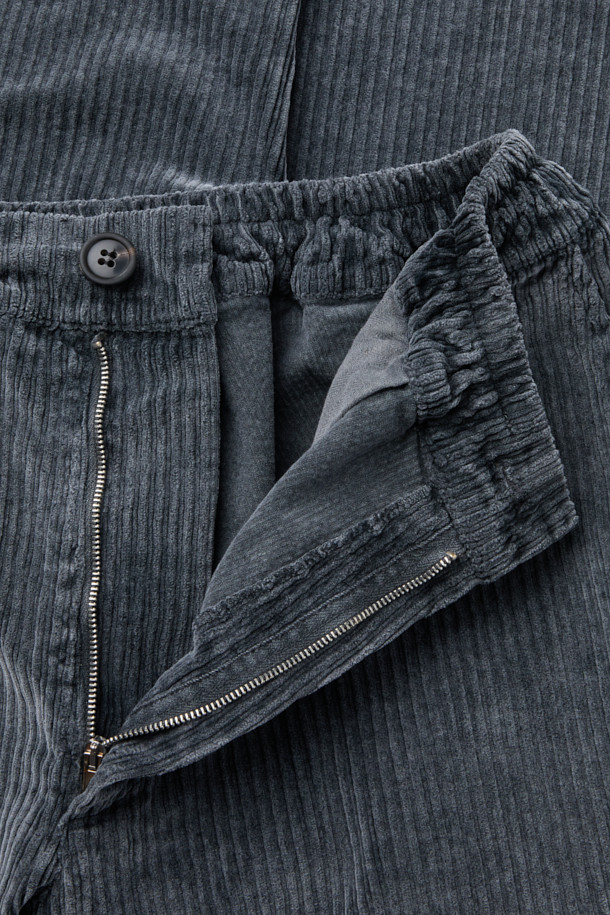 CROSSLEY(크로슬리) 코듀로이 팬츠는 가을, 겨울 시즌을 위한 베이직하고 캐주얼한 스타일의 긴 바지입니다. 부드러운 촉감의 코듀로이와 스판덱스 혼방 소재로 제작되어 편안한 착용감을 선사합니다. 톤 다운된 네이비 컬러에 무지 디자인으로, 출근룩과 모임룩 등 다양한 TPO에 활용 가능합니다. 스트레이트핏으로 다리가 길어 보이는 효과를 주며, 밴딩 허리와 스트링 디테일로 활동성을 더했습니다. 양옆 포켓과 힙 포켓, 버튼과 지퍼 여밈으로 실용성을 높인 두꺼운 두께감의 코듀로이 팬츠입니다.
