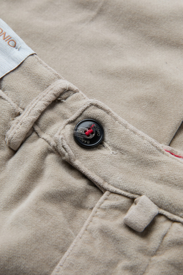 BARONIO(바르니오) 소프트 패브릭 팬츠는 부드러운 촉감의 면, 코듀로이, 엘라스틴 혼방 소재로 제작되어 가을, 겨울 시즌에 적합한 치노 팬츠입니다. 스트레이트핏으로 클래식하고 캐주얼한 스타일을 연출하며, 출근룩이나 비즈니스 캐주얼에 활용하기 좋습니다. 안감 기모 처리와 두꺼운 두께감으로 보온성을 높였으며, 신축성이 있어 편안한 착용감을 제공합니다. 베이지 컬러에 무지 디자인으로 어떤 상의와도 매치하기 용이하며, 사이드 포켓, 힙 포켓, 다트 디테일, 시그니처 라벨, 걸이용 고리 등의 특징을 갖추었습니다.
