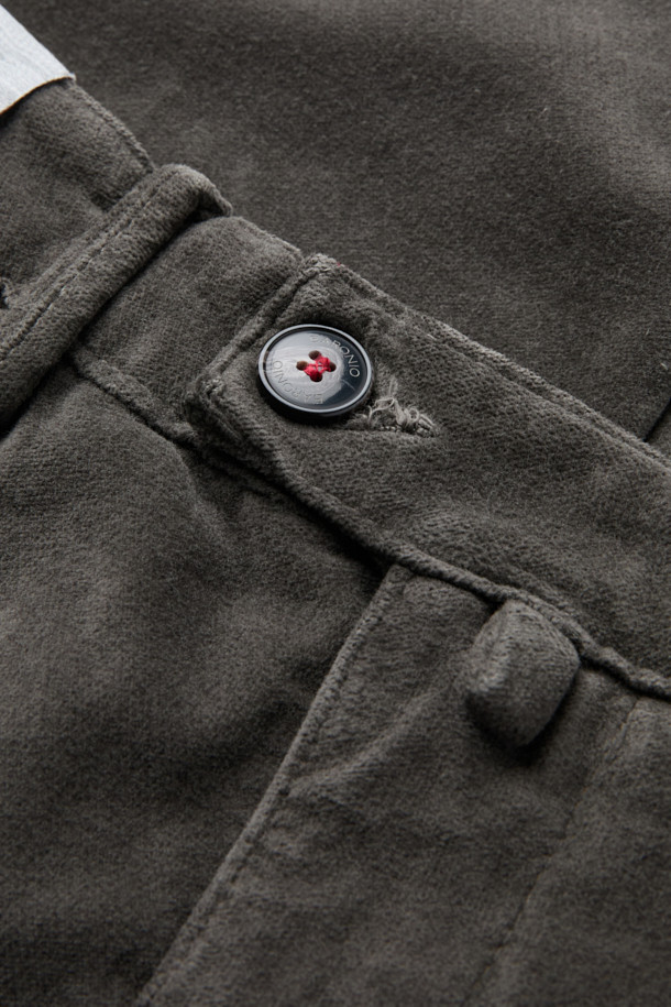 BARONIO(바르니오) 소프트 패브릭 팬츠는 부드러운 촉감의 코듀로이, 면, 엘라스틴 혼방 소재로 제작되어 겨울철 보온성을 제공합니다. 스트레이트 핏과 두꺼운 두께, 무지 디자인으로 클래식과 캐주얼 스타일을 모두 소화하며, 출근룩과 비즈니스 캐주얼에 적합합니다. 포켓 디테일과 엉덩이 다트, 시그니처 라벨, 걸이용 고리 디테일이 돋보이며, 스트레이트핏으로 편안한 착용감을 선사합니다. 미니멀한 스타일을 선호하는 분들께 추천하는 아이템입니다.
