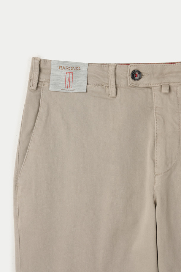BARONIO(바로니오) 워싱 치노 팬츠는 가을에 어울리는 베이지 컬러의 스트레이트핏 치노 팬츠입니다. 면 소재로 제작되어 부드러운 촉감을 선사하며, 가먼트 워싱 처리로 자연스러운 멋을 더했습니다. 얇은 두께감으로 편안한 착용감을 제공하며, 일상, 출근룩, 비즈니스 캐주얼, 가을 나들이룩 등 다양한 TPO에 활용하기 좋습니다. 클래식, 미니멀, 캐주얼 스타일을 즐기는 분들께 추천하며, 사이드 포켓, 힙 포켓, 다트 디테일, 시그니처 포인트 라벨, 걸이용 고리 등의 디테일이 돋보입니다.
