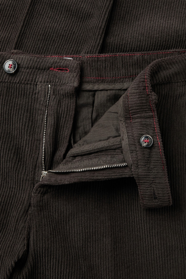 **바로니오 코듀로이 치노 팬츠**는 가을, 겨울 시즌에 어울리는 클래식 스타일의 남성용 바지입니다. 촘촘한 코듀로이 소재에 면, 스판덱스를 혼방하여 부드러운 촉감과 편안한 착용감을 제공하며, 기모 안감으로 보온성을 더했습니다. 레귤러핏으로 제작되었으며, 스트레이트 핏으로 떨어지는 깔끔한 실루엣을 연출합니다. 출근룩과 비즈니스 캐주얼에 적합하며, 무지 디자인과 다양한 디테일(포인트 라벨, 입술 포켓, 사이드 포켓, 다트)을 더해 미니멀하면서도 세련된 스타일을 완성합니다.
