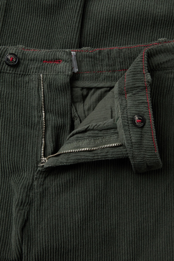 가을, 겨울 시즌에 어울리는 코듀로이 치노 팬츠입니다. 부드러운 촉감의 면, 코듀로이, 스판덱스 혼방 소재로 제작되어 편안한 착용감을 선사합니다. 베이직하고 캐주얼한 스타일로, 출근룩이나 모임룩 등 다양한 TPO에 활용 가능합니다. 그린 컬러의 무지 디자인에 스트레이트핏으로, 깔끔하고 미니멀한 스타일을 연출합니다. 입술포켓, 사이드포켓, 엉덩이 다트, 시그니처 포인트 라벨 디테일로 완성도를 높였습니다.
