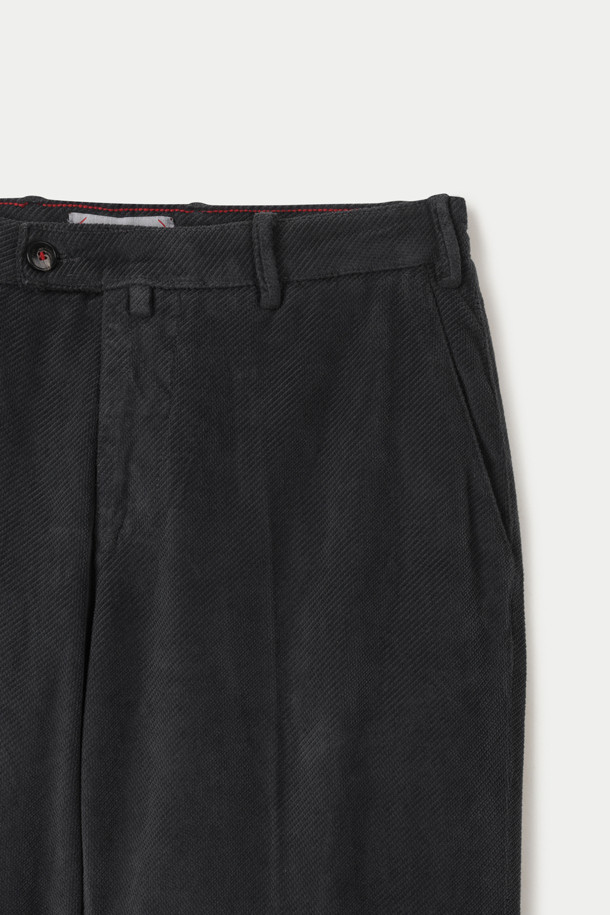 바르니오 트윌 코듀로이 팬츠는 가을과 겨울 시즌을 위한 스트레이트핏 코듀로이 팬츠입니다. 부드러운 촉감의 코듀로이, 면, 스판덱스 혼방 소재로 제작되어 편안한 착용감을 선사합니다. 안감 기모 처리로 보온성을 높였으며, 무지 디자인에 블랙 컬러로 어떤 스타일에도 잘 어울립니다. 엉덩이 입술 포켓, 사이드 포켓, 엉덩이 다트 디테일, 그리고 바르니오 시그니처 포인트 라벨이 특징입니다. 클래식, 미니멀, 캐주얼 스타일을 즐겨 입는 분들께 겨울 데일리룩, 출근룩, 모임룩으로 추천합니다.
