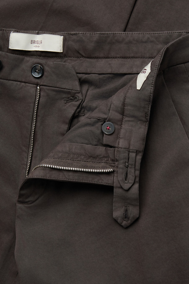 BRIGLIA(브리그리아) 워싱 나빌리오 팬츠는 캐주얼 스타일을 위한 원턱 스트레이트 팬츠입니다. 가먼트 다잉 처리로 자연스러운 색감과 부드러운 촉감을 선사하며, 이지핏 스트레이트 핏으로 편안한 착용감을 제공합니다. 코튼과 스판덱스 혼방 소재로 제작되어 신축성이 뛰어나 활동성이 좋으며, 산책이나 여행 시 편안하게 착용하기 좋습니다. 오프셋 버튼 잠금 방식으로 디자인되어 미니멀하면서도 클래식한 분위기를 연출합니다. 단독 세탁을 권장합니다.
