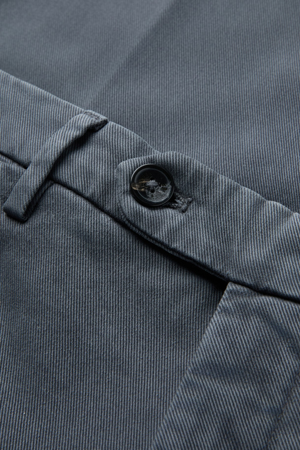 BRIGLIA(브리그리아) 트윌 나빌리오 팬츠는 캐주얼, 미니멀, 클래식 스타일을 아우르는 남성용 트윌 팬츠입니다. 그레이 컬러의 무지 디자인으로, 출근룩과 비즈니스 캐주얼에 적합합니다. 리오셀, 코튼, 스판덱스 혼방 소재로 제작되어 부드러운 촉감과 뛰어난 통기성, 흡습성, 신축성을 제공하며 편안한 이지핏을 선사합니다. 오프셋 버튼 잠금 방식으로 깔끔한 디자인을 완성했습니다. 사계절 내내 활용 가능한 실용적인 아이템입니다.
