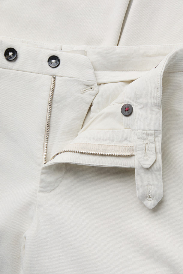 브리그리아 트윌 나빌리오 팬츠는 부드러운 촉감의 리오셀, 면, 스판덱스 혼방 소재로 제작되어 편안한 착용감을 선사합니다. 화이트 컬러의 무지 디자인과 이지핏 핏으로 캐주얼하고 미니멀한 스타일을 연출하기 좋습니다. 통기성과 흡습성이 뛰어나 봄, 여름철 일상복으로 활용하기 좋으며, 오프셋 버튼 잠금과 신축성으로 활동성을 더했습니다. 봄 소풍룩에 매치하여 세련된 스타일을 완성해보세요.
