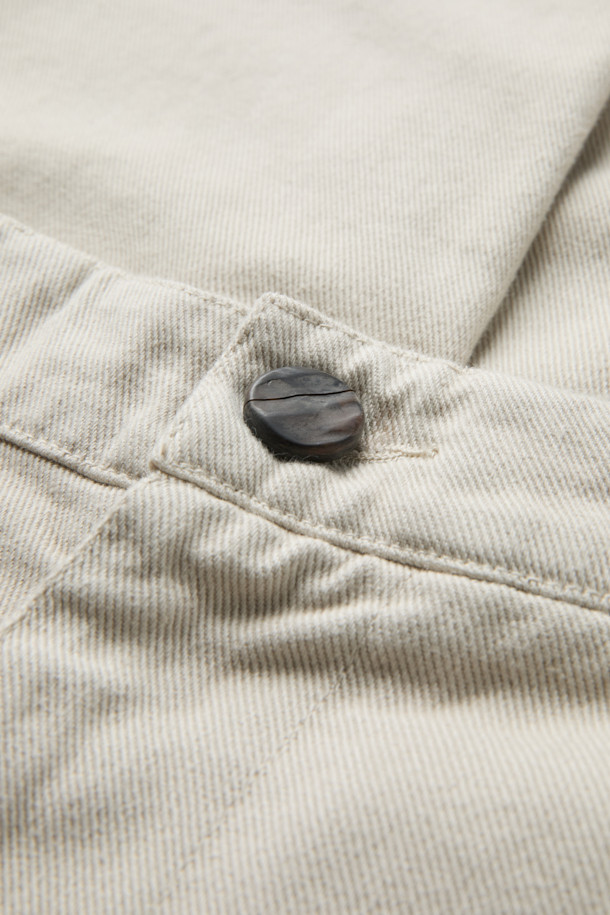 오리지널 빈티지 스타일 트윌 팬츠는 면 100% 소재로 제작되어 탄탄한 촉감을 자랑합니다. 클래식과 캐주얼 무드를 모두 연출할 수 있으며, 일상 및 출근룩, 데이트룩에 활용하기 좋습니다. 스트레이트 핏으로 제작되어 편안한 착용감을 선사하며, 화이트 컬러의 무지 디자인으로 어떤 상의와도 잘 어울립니다. 사선 조직의 트윌 소재와 밀도 높은 조직감으로 고급스러움을 더했으며, 신축성이 있어 활동성 또한 보장합니다.
