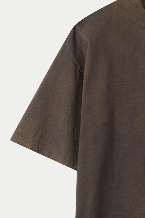 FIVER(파이버) 스프레이 가먼트 다이드 티셔츠는 빈티지한 스타일을 추구하는 당신을 위한 아이템입니다. 부드러운 면 소재로 제작되어 봄, 여름 시즌에 편안하게 착용할 수 있습니다. 브라운 컬러의 무지 디자인에 스프레이 가먼트 다잉 기법을 사용하여 은은한 멋을 더했습니다. 드롭 숄더 핏과 라운드넥 디자인으로 캐주얼하고 미니멀한 스타일을 연출하며, 등판 가운데 절개 디테일과 목 시보리 처리가 돋보입니다. 산책룩, 집콕룩 등 다양한 TPO에 활용하여 레트로 감성을 즐겨보세요.
