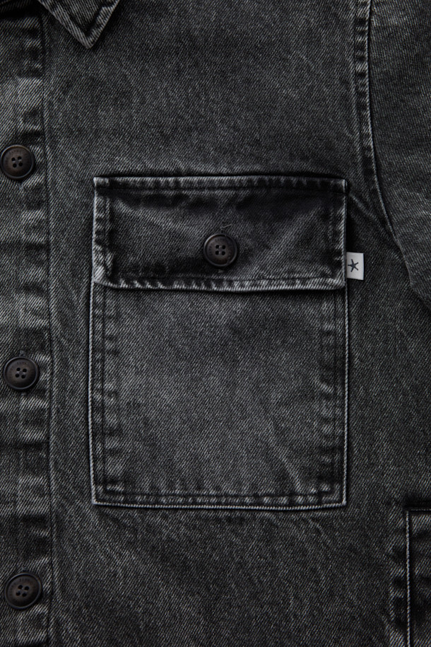 FIVER(파이버) 데님 셔츠 재킷은 빈티지한 스타일을 연출하는 블랙 컬러의 오버핏 데님 재킷입니다. 면과 데님 소재로 제작되어 탄탄한 촉감을 제공하며, 데일리룩과 산책룩에 모두 잘 어울립니다. 긴 소매 기장과 무지 패턴이 특징이며, 워싱 처리와 가슴 투포켓, 사이드 포켓 디테일이 돋보입니다. 버튼 여밈 방식으로 편안하게 착용할 수 있으며, 캐주얼 및 워크웨어 스타일을 즐겨 입는 분들께 추천합니다.
