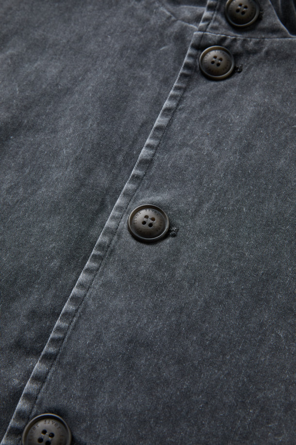 FIVER(파이버) 워커 마블 워시 후드 재킷은 빈티지 스타일을 추구하는 당신을 위한 아이템입니다. 가먼트 다잉 워싱 처리로 자연스러운 멋을 더했으며, 네오프렌 안감으로 편안한 착용감을 선사합니다. 숏 기장의 블랙 컬러 자켓으로, 일상생활과 산책룩에 모두 잘 어울립니다. 단추 여밈 방식과 레귤러핏으로 제작되어 편안하면서도 스타일리시하게 연출할 수 있습니다. 후드 디테일이 캐주얼한 무드를 더하며, 긴 소매 디자인으로 간절기에도 활용하기 좋습니다. 총 기장은 68cm입니다.
