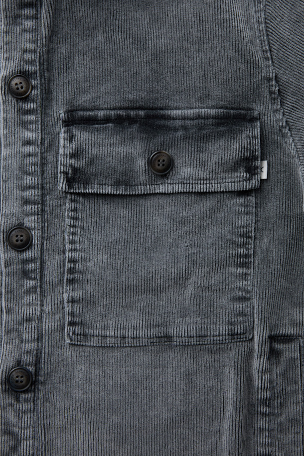 FIVER (파이버) 코듀로이 셔츠 재킷은 가을, 겨울 시즌에 어울리는 오버핏 셔츠 자켓입니다. 부드러운 코듀로이 소재를 사용하여 따뜻하고 편안한 착용감을 제공하며, 무지 디자인과 그레이 컬러로 캐주얼하면서도 빈티지한 스타일을 연출합니다. 가슴 투 포켓, 사이드 포켓 디테일과 워싱 가공으로 실용성을 더했으며, 두꺼운 두께감과 긴 소매 기장으로 보온성을 높였습니다. 버튼 여밈 방식이며, 일상복으로 활용하기 좋습니다.
