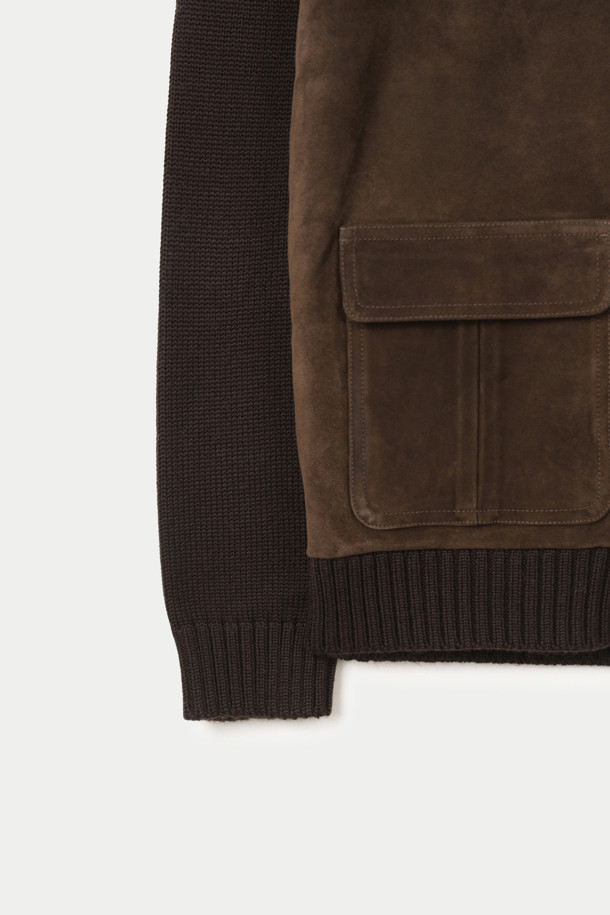 **DANIELE FIESOLI (다니엘 피에솔리) 레더 가디건**은 부드러운 소가죽, 울, 아크릴 소재의 조화로 제작된 간절기용 아우터입니다. 브라운 컬러의 레귤러핏 가디건으로, 하이넥 디테일과 투 포켓 디자인, 레더와 니트의 믹스 매치가 돋보입니다. 버튼 여밈 방식과 긴 소매 기장, 두꺼운 두께감으로 보온성을 높였으며, 클래식하고 모던한 스타일을 연출합니다. 데이트룩, 카페룩, 가을 나들이룩 등 다양한 TPO에 활용 가능하며, 미니멀하고 시크한 스타일을 선호하는 분들께 추천합니다.
