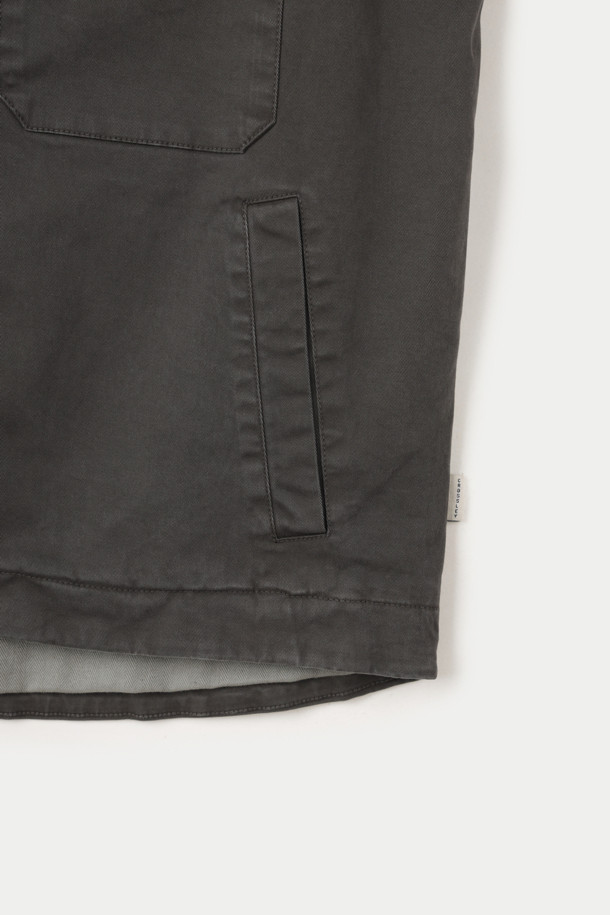 크로슬리(CROSSLEY) 다잉 버튼 재킷은 빈티지한 무드를 자아내는 캐주얼 & 클래식 스타일의 아우터입니다. 부드러운 코튼과 스판덱스 혼방 소재로 제작되어 편안한 착용감을 선사하며, 엉덩이를 덮는 기장으로 안정감을 줍니다. 가먼트 다잉 처리로 은은한 다잉 컬러를 표현했으며, 사이드 포켓과 가슴 패치 포켓, 기모 디테일로 실용성과 디자인을 모두 갖췄습니다. 셔츠형 디자인에 버튼 여밈 방식으로 편안하게 착용 가능하며, 봄, 가을 시즌 동네 마실룩이나 가을 나들이룩에 활용하기 좋습니다. 루즈핏으로 제작되어 활동성이 뛰어나며, 긴 소매 기장으로 다양한 스타일 연출이 용이합니다.
