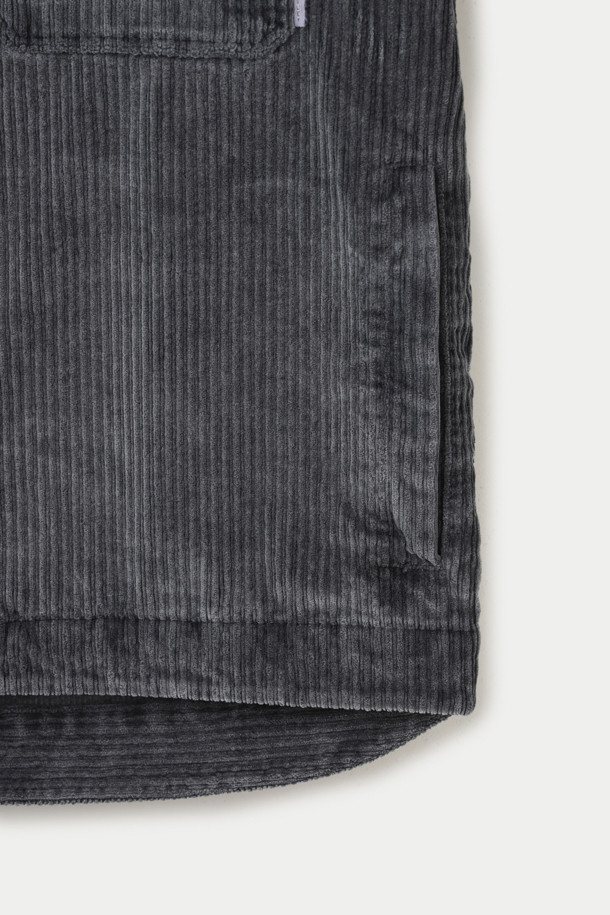 CROSSLEY(크로슬리) 다잉 코듀로이 재킷은 가을과 겨울, 두 계절에 걸쳐 따뜻함과 스타일을 책임지는 아우터입니다. 빈티지하면서도 캐주얼한 무드를 자아내며, 부드러운 촉감의 코듀로이, 면, 스판덱스 혼방 소재로 제작되어 편안한 착용감을 선사합니다. 가먼트 다잉 기법으로 은은한 멋을 더한 그레이 컬러의 무지 디자인은 어떤 룩에도 쉽게 매치할 수 있습니다. 크롭 기장과 루즈핏, 버튼 여밈 방식, 패치 포켓 디테일이 돋보이며, 겨울 데일리룩, 동네 마실룩, 카페룩 등 다양한 TPO에 활용 가능합니다. 단독 세탁을 권장합니다.
