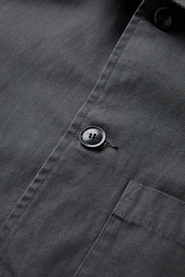 ORIGINAL VINTAGE STYLE 다잉 재킷은 봄, 가을에 어울리는 클래식하고 빈티지한 무드의 자켓입니다. 다크 그레이 컬러의 무지 디자인으로, 루즈핏에 버튼 여밈 방식을 갖추어 편안한 착용감을 선사합니다. 면과 폴리에스터 혼방 소재로 제작되어 부드러운 촉감을 느낄 수 있으며, 가슴 포켓과 패치 포켓 디테일로 실용성을 더했습니다. 다잉 워싱 가공으로 빈티지한 멋을 살렸으며, 이염에 주의하여 단독 세탁하는 것을 권장합니다. 데이트룩, 출근룩 등 다양한 TPO에 맞춰 미니멀하고 캐주얼한 스타일을 연출해보세요.
