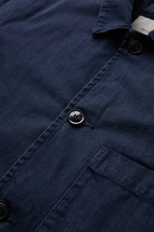 ORIGINAL VINTAGE STYLE 다잉 재킷은 클래식과 빈티지 무드를 자아내는 아우터입니다. 네이비 컬러의 무지 디자인에 루즈핏으로 편안하게 착용 가능하며, 봄, 가을 계절에 적합합니다. 면과 폴리에스터 혼방 소재로 제작되어 부드러운 촉감을 선사하며, 긴 소매와 버튼 여밈 방식이 특징입니다. 가슴 포켓과 패치 포켓, 다잉 가공 디테일이 돋보이며, 데이트룩, 출근룩 등 다양한 TPO에 활용할 수 있습니다. 이염에 주의하여 단독 세탁하는 것을 권장합니다.
