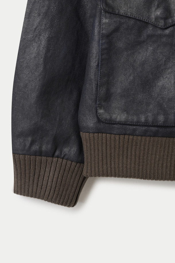 HANKALEX 코튼 트러커는 캐주얼, 빈티지 스타일을 선호하는 분들을 위한 블랙 컬러의 면 소재 트러커 자켓입니다. 봄, 가을에 착용하기 좋으며, 숏 기장과 레귤러핏으로 편안한 착용감을 제공합니다. 집업 방식으로 간편하게 착용 가능하며, 워싱 처리, 크랙 디테일, 빅포켓 디자인으로 빈티지한 멋을 더했습니다. 부드러운 촉감과 시보리 마감, 긴 소매 기장으로 활동성과 스타일을 모두 만족시키는 데일리 아이템입니다. 동네 마실룩이나 가을 나들이룩에 활용하여 미니멀하면서도 개성 있는 스타일을 연출해보세요.
