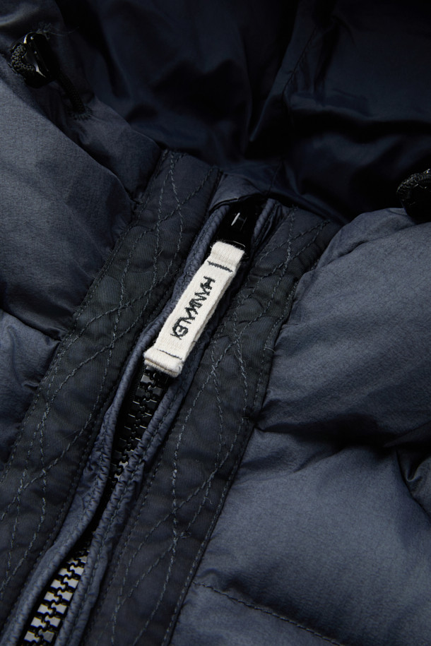 **HANKALEX(헝카렉스) 다이드 덕 다운**은 빈티지한 스타일의 네이비 컬러 덕 다운 아우터입니다. 겨울철 보온성을 책임지는 두꺼운 두께감과 루즈핏으로 편안한 착용감을 선사합니다. 발수 기능과 PU 필름 코팅으로 생활 방수가 가능하며, 가먼트 다잉 처리로 특유의 빈티지한 멋을 더했습니다. 소매 시보리 디테일과 전면 지퍼 포켓으로 실용성을 높였으며, 출근룩과 여행룩, 캐주얼, 미니멀, 클래식 스타일 모두 소화 가능한 활용도 높은 아이템입니다.
