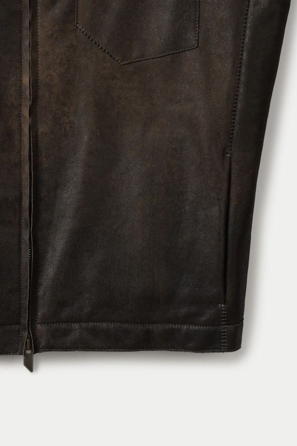 SALVATORE SANTORO(살바토레 산토로)의 BURNT BAY(번트 베이) 레더 재킷은 빈티지하면서도 클래식한 무드를 자아내는 남성용 아우터입니다. 부드러운 양가죽 소재로 제작되어 편안한 착용감을 선사하며, 봄, 가을 시즌에 활용하기 좋습니다. 셔츠형 디자인에 2WAY 지퍼, 사이드 포켓, 가슴 포켓 등의 디테일이 더해져 실용성을 높였습니다. 가먼트 워싱 처리와 켄톤 버튼으로 빈티지한 멋을 살렸으며, 스탠다드 핏으로 어떤 스타일에도 자연스럽게 어울립니다. 데이트룩, 가을 나들이룩, 모임룩 등 다양한 TPO에 클래식, 미니멀, 캐주얼 스타일로 연출해보세요.
